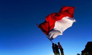 merah-putih-di-puncak