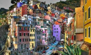 Tempat-terindah-di-dunia-Riomaggiore-Italy-555x439